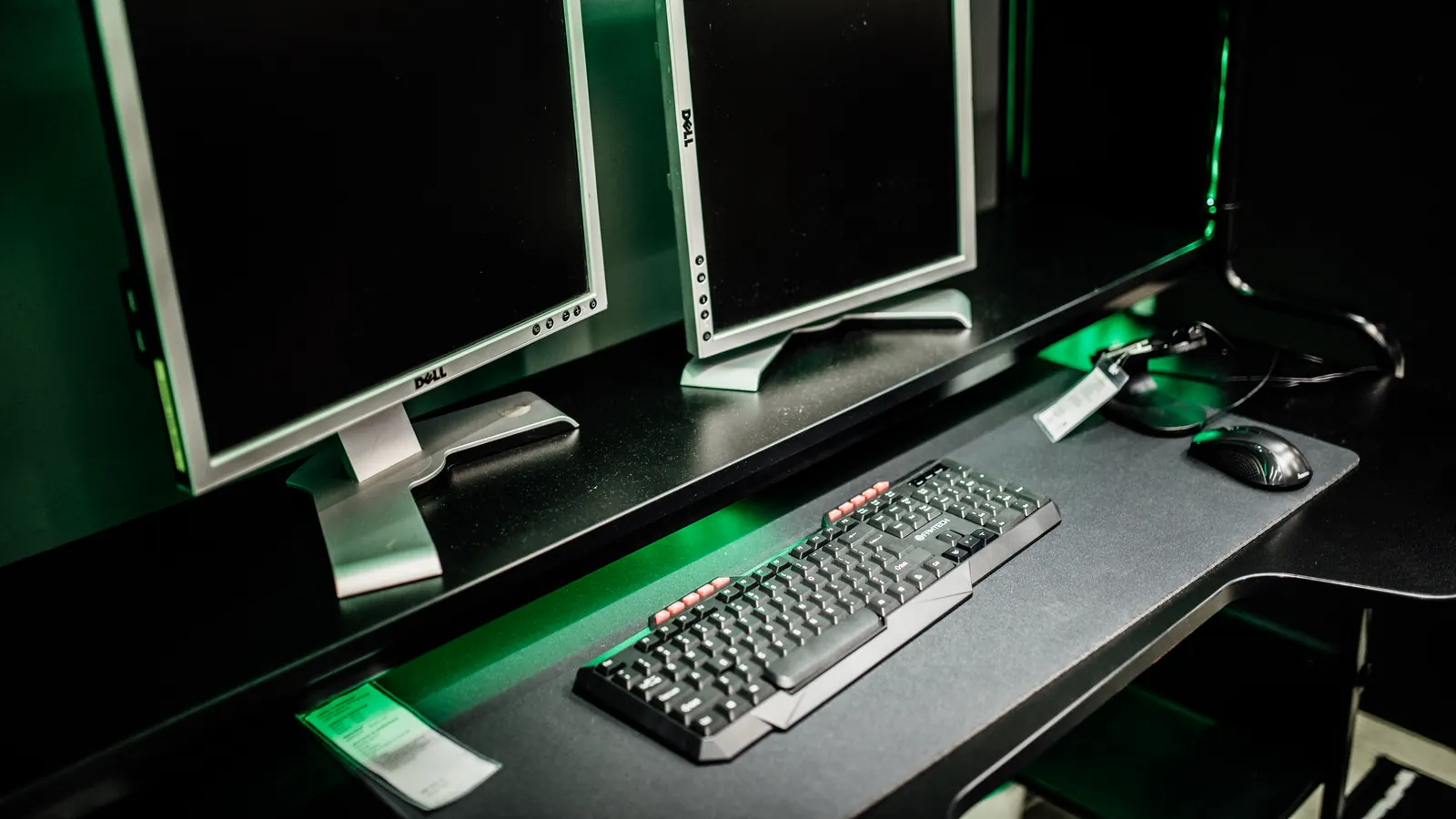 Dual-monitor gaming desk with keyboard and mouse, for choosing the best Minecraft alt for your use case