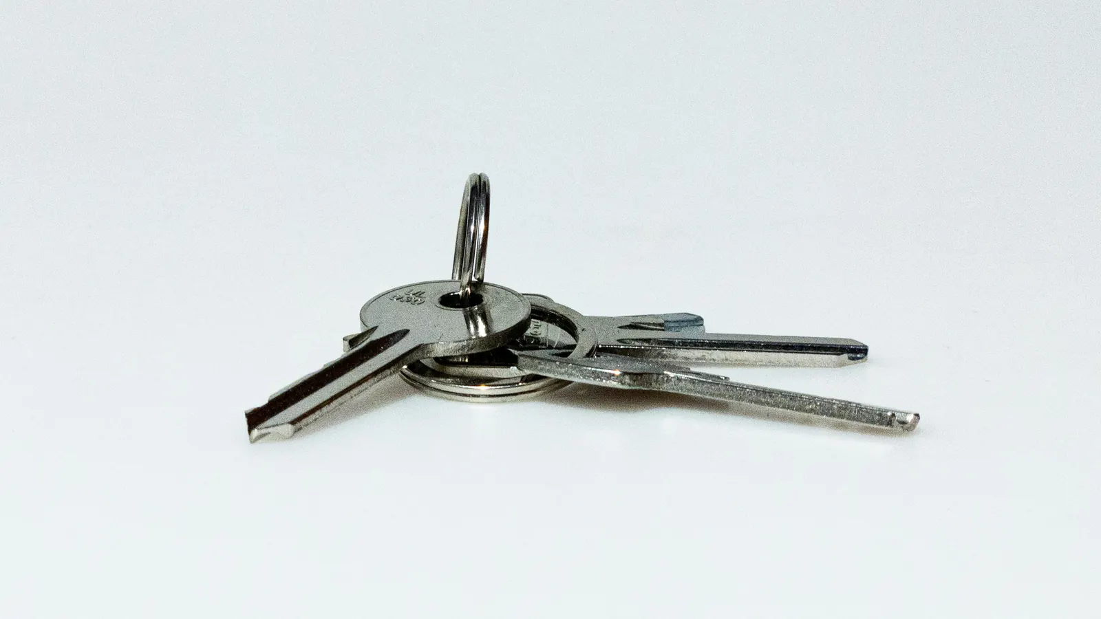 Three keys on one ring, a metaphor for NFA vs SFA vs MFA Minecraft account access levels